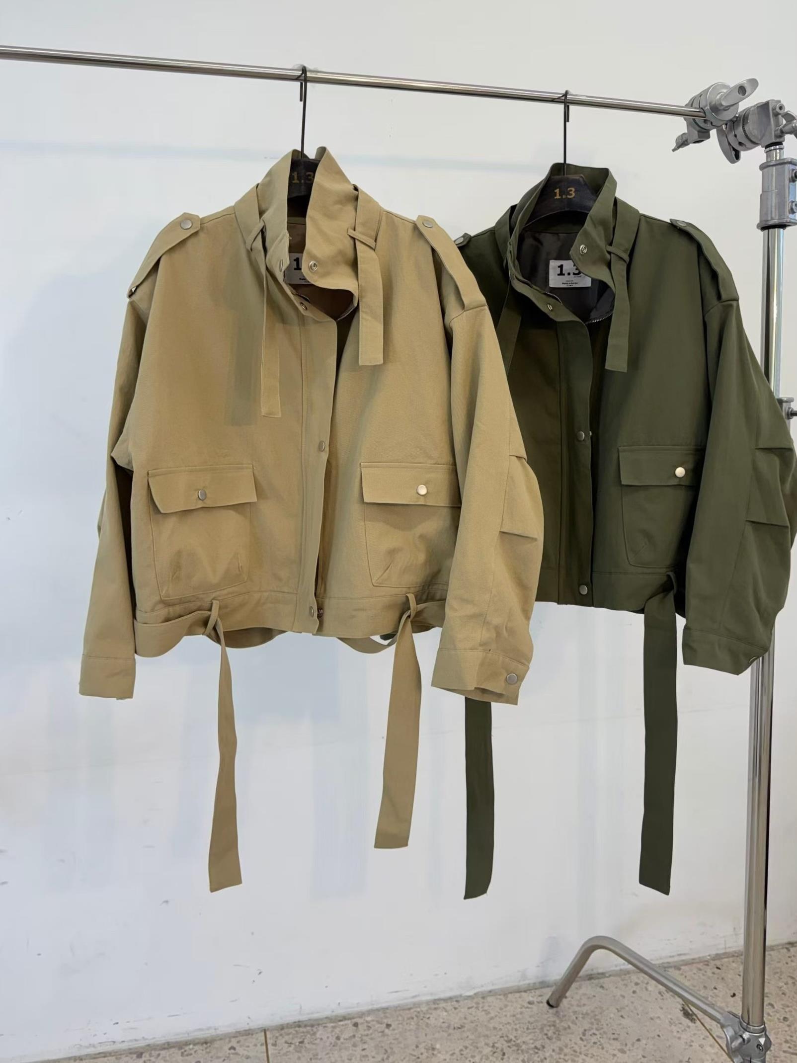 下襬綁帶大口袋立領軍外套